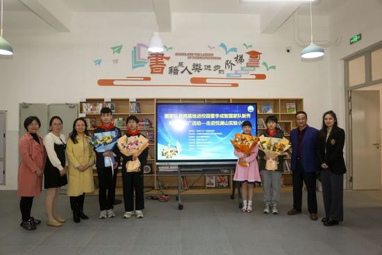 尽管火场险象环生，各种危险状况让人触目惊心，但消防员队伍中却无一人说后退